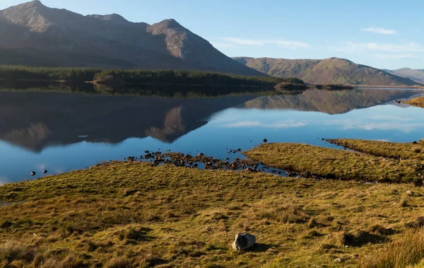 Krajobraz Przyrodniczy Park Narodowy Connemara Irlandia Jeziora Błękitną Wodą Góry — Zdjęcie stockowe