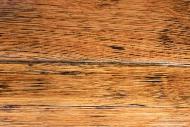 Yatay çalışma tahtaları olan yenilenmiş meşe varili parçası arkaplan olarak yakın çekim