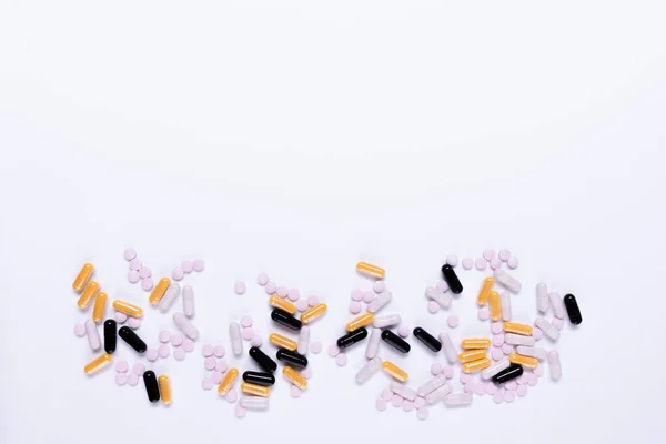 Beyaz Arka Plana Saçılmış Küçük Ping Tabletleri Ilaçlar Haplar Besleyici — Stok fotoğraf
