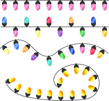 Renkli ışıklandırmalı Noel çelenkleri.