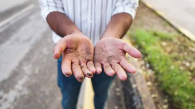Genç adam kirli el dışarıda.