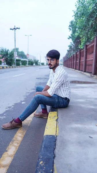 Genç Adam Patikada Oturuyor — Stok fotoğraf