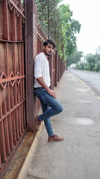 Jeune Homme Appuyé Sur Une Clôture Acier — Photo