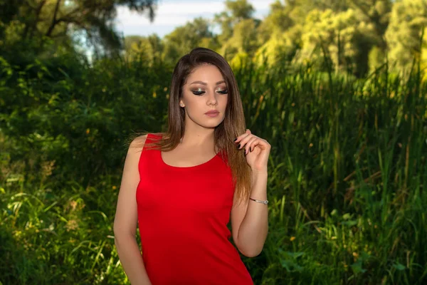 Mulher Bonita Vestido Vermelho Com Maquiagem Elegante Rapariga Andar Livre — Fotografia de Stock