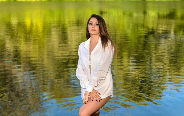 川でリラックスした白いシャツの美しい少女 夏のライフスタイル スタイリッシュなメイクの豪華な若い女性 — ストック写真