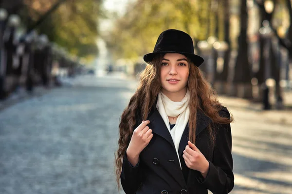 Mujer Joven Bonita Con Abrigo Negro Sombrero Negro Posando Calle — Foto de Stock