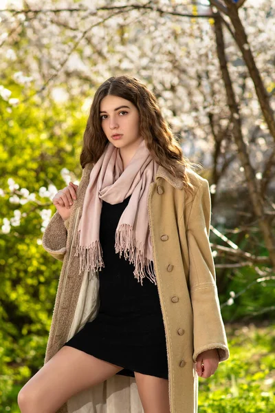 Sarı Montlu Şık Genç Kadın Bahar Bahçesinde Poz Veriyor Kayısı — Stok fotoğraf