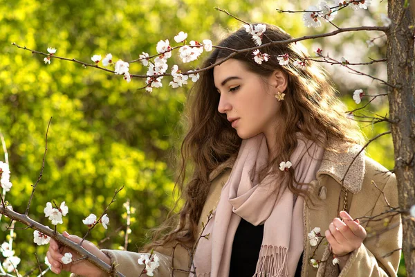 Portrait Jeune Femme Parmi Les Branches Florissantes Abricotiers Dans Jardin — Photo