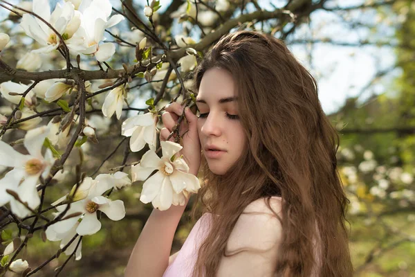 マグノリアの開花を楽しむ若い女性のクローズアップ肖像画 春の庭 アウトドアライフスタイル — ストック写真