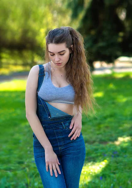 Kot Pantolon Giymiş Şehvetli Bir Kız Bahar Bahçesinde Seksi Bir — Stok fotoğraf
