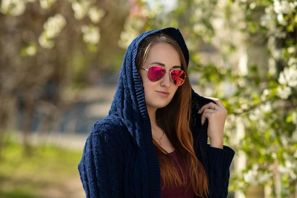 Retrato Moda Primavera Sensual Mujer Belleza Posando Parque Del Jardín — Foto de Stock