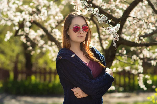 Wiosenny Portret Zmysłowej Piękności Kobiety Pozującej Kwitnącym Parku Ogrodowym Ładna — Zdjęcie stockowe