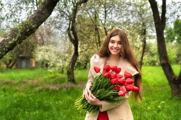 Joyeux Jeune Femme Tenant Plein Fleurs Superbe Dame Robe Rouge — Photo