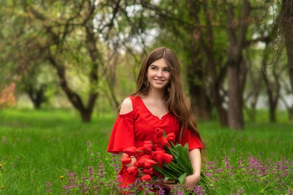 Joyeux Jeune Femme Tenant Plein Fleurs Magnifique Dame Aux Tulipes — Photo