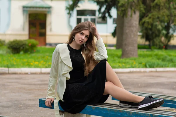 Érzéki Lány Fehér Kabátban Fekete Szoknyában Csinos Fiatal Padon — Stock Fotó
