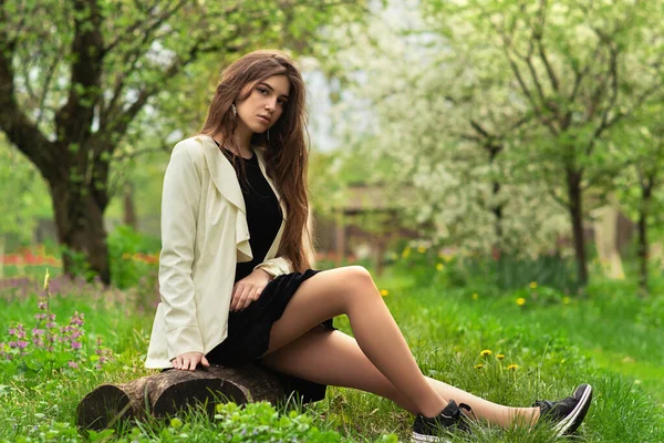 Jolie Fille Est Assise Sur Herbe Dans Parc Printemps — Photo