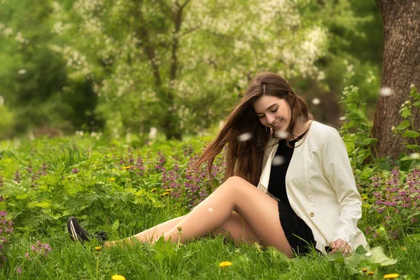 Красивая Девушка Сидит Траве Весеннем Парке — стоковое фото