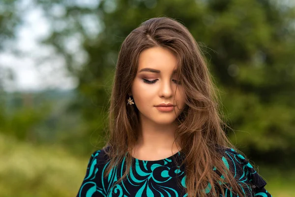 Portret Aproape Fată Drăguță Machiaj Atractiv Fundal Verde — Fotografie, imagine de stoc