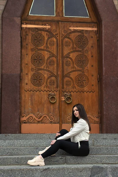 Jeune Belle Femme Assise Sur Escalier Près Vieilles Portes — Photo