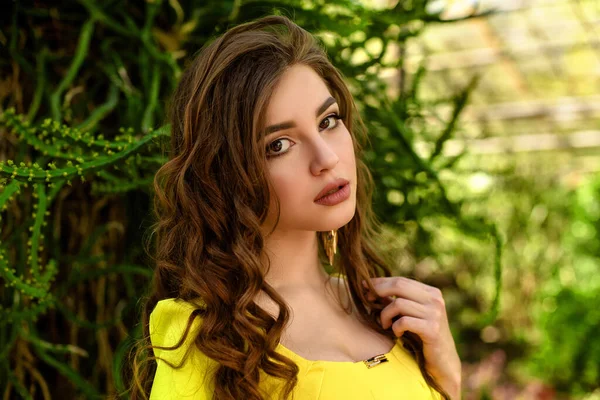 Retrato Bela Menina Modelo Caucasiana Vestido Verão Amarelo Jardim Fora — Fotografia de Stock