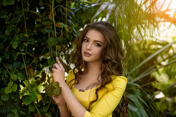 Retrato Bela Menina Modelo Caucasiana Vestido Verão Amarelo Jardim Fora — Fotografia de Stock