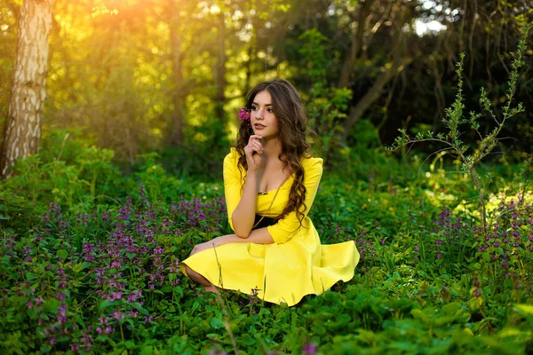 Schöne Junge Mädchen Gelbem Kleid Sitzt Auf Dem Gras Frühlingsgarten — Stockfoto