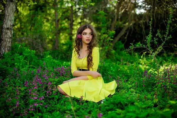 Menina Vestido Amarelo Sentado Chão Com Luz Pôr Sol Primavera — Fotografia de Stock