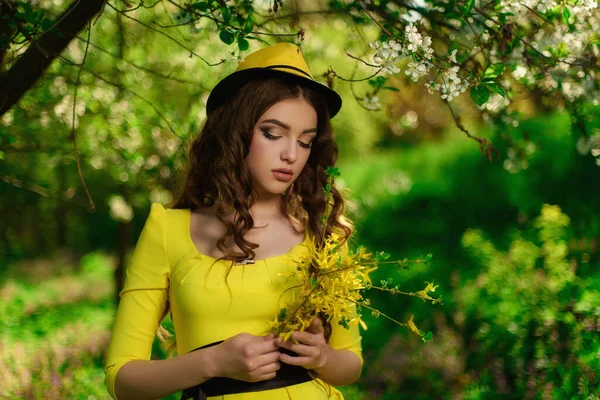 Jeune Fille Attrayante Dans Une Robe Jaune Tenant Bouquet Fleurs — Photo