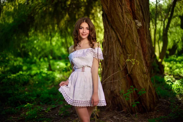 Jovem Atraente Vestido Branco Posando Perto Uma Árvore Dia Verão — Fotografia de Stock