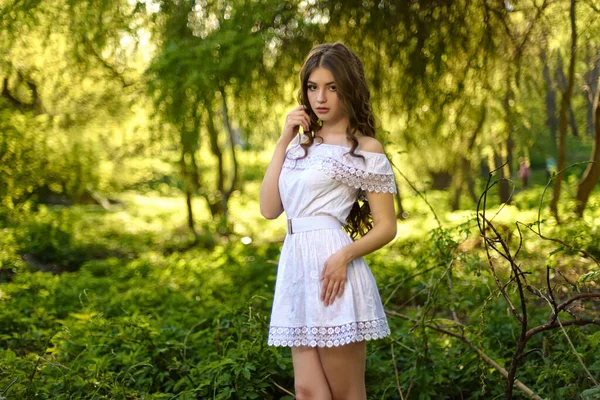 Πορτρέτο Ενός Όμορφου Νεαρού Κοριτσιού Λευκό Ανοιχτό Φόρεμα Στο Καλοκαιρινό — Φωτογραφία Αρχείου