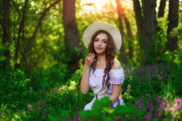 Gros Portrait Jolie Jeune Fille Avec Longs Cheveux Bouclés Assis — Photo