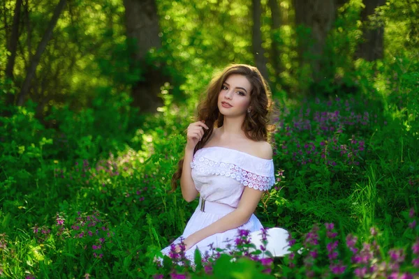 Closeup Portrait Attractive Young Girl Long Curly Hair Sitting Grass — Stock Photo, Image