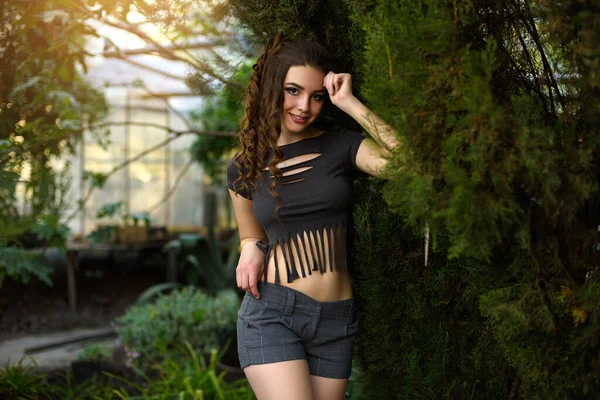 Young Sensual Model Shorts Top Posing Exotic Garden — Stock Photo, Image