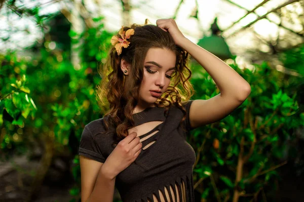 Mladá Žena Kudrnaté Vlasy Chůze Mezi Šťavnaté Rostliny Krásné Tropické — Stock fotografie