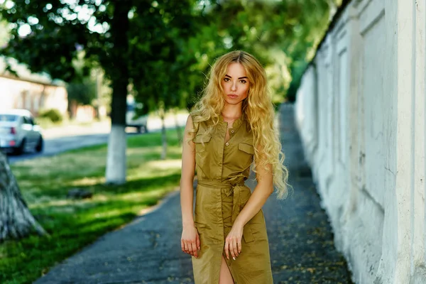 Великолепная Молодая Блондинка Идущая Городской Улице Стиль Жизни Открытый — стоковое фото