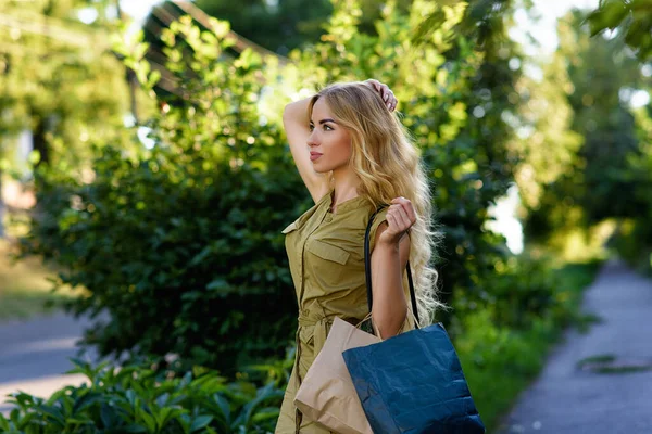 Schöne Blonde Frau Fuß Nach Dem Einkaufen — Stockfoto