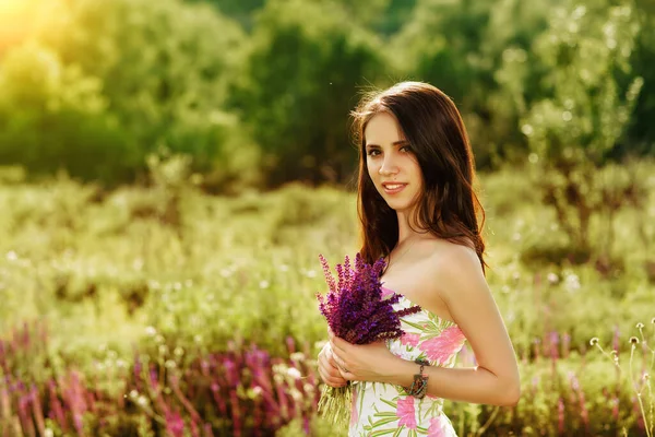 Belle Jeune Brune Tenant Des Fleurs Été Violettes Plein Air — Photo