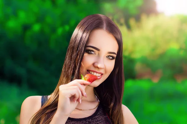 Close Portret Van Glimlachende Jonge Brunette Vrouw Met Aardbei Buiten — Stockfoto