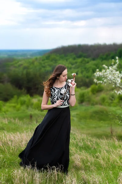 Wspaniała Dziewczyna Bawełnianą Gałązką Piękna Młoda Kobieta Cieszy Krajobraz Natury — Zdjęcie stockowe