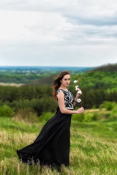 Menina Lindo Com Ramo Algodão Bela Jovem Mulher Goza Natureza — Fotografia de Stock