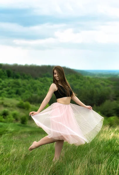 Krásná Dívka Růžové Sukni Pózuje Přírodní Krajině Mladá Žena Relaxuje — Stock fotografie