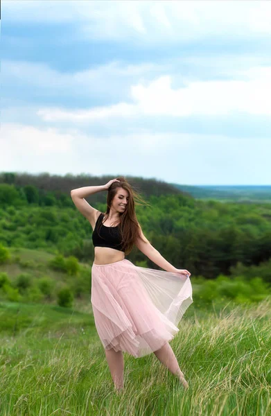 Menina Bonita Saia Rosa Posando Paisagem Natural Jovem Relaxante — Fotografia de Stock