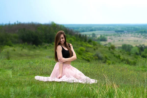 Mooi Meisje Roze Rok Poserend Natuurlijk Landschap Jonge Vrouw Ontspannend — Stockfoto