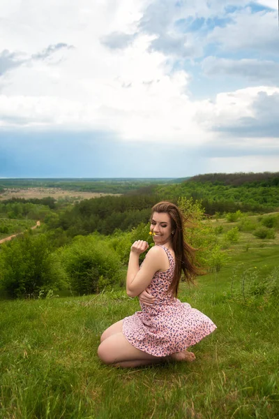 Kısa Elbiseli Mutlu Genç Kız Oturuyor Eğleniyor Güzel Bahar Manzarası — Stok fotoğraf