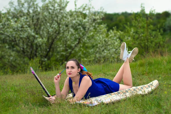 Meisje Tekent Natuur Jonge Vrouw Liegen Het Maken Van Een — Stockfoto