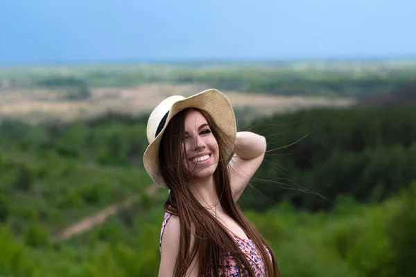 戴着夏帽的年轻貌美的女士 公园里年轻漂亮姑娘的画像 — 图库照片
