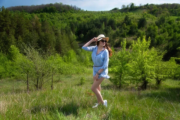 Jovem Feliz Mulher Bonita Descansando Gramado Jovem Mulher Chapéu — Fotografia de Stock