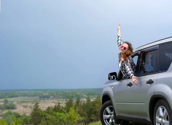 Молодая Счастливая Женщина Смотрит Машины — стоковое фото