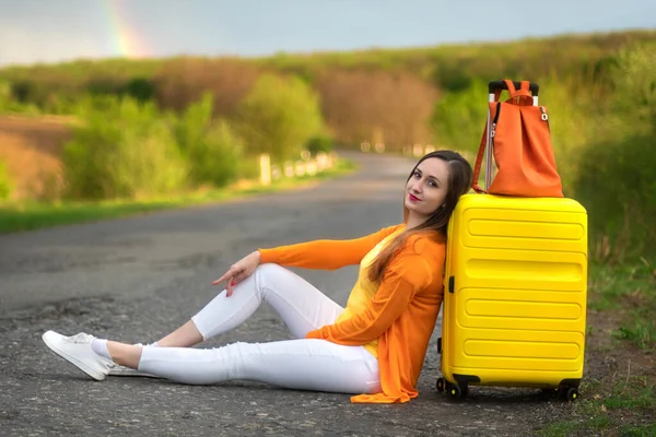 Una Joven Esperando Autobús Chica Con Maletas Aire Libre — Foto de Stock