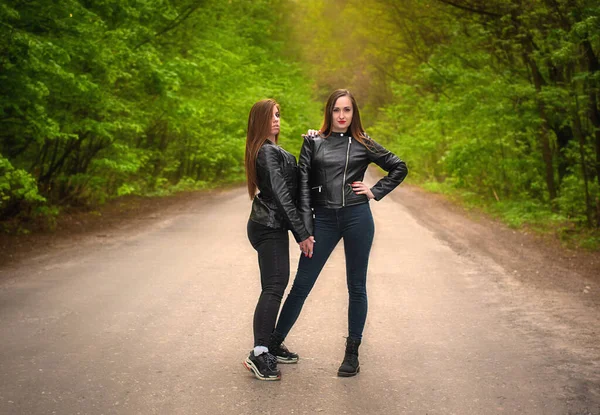 Две Уверенные Девушки Позируют Сельской Дороге Девушки Кожаных Куртках — стоковое фото